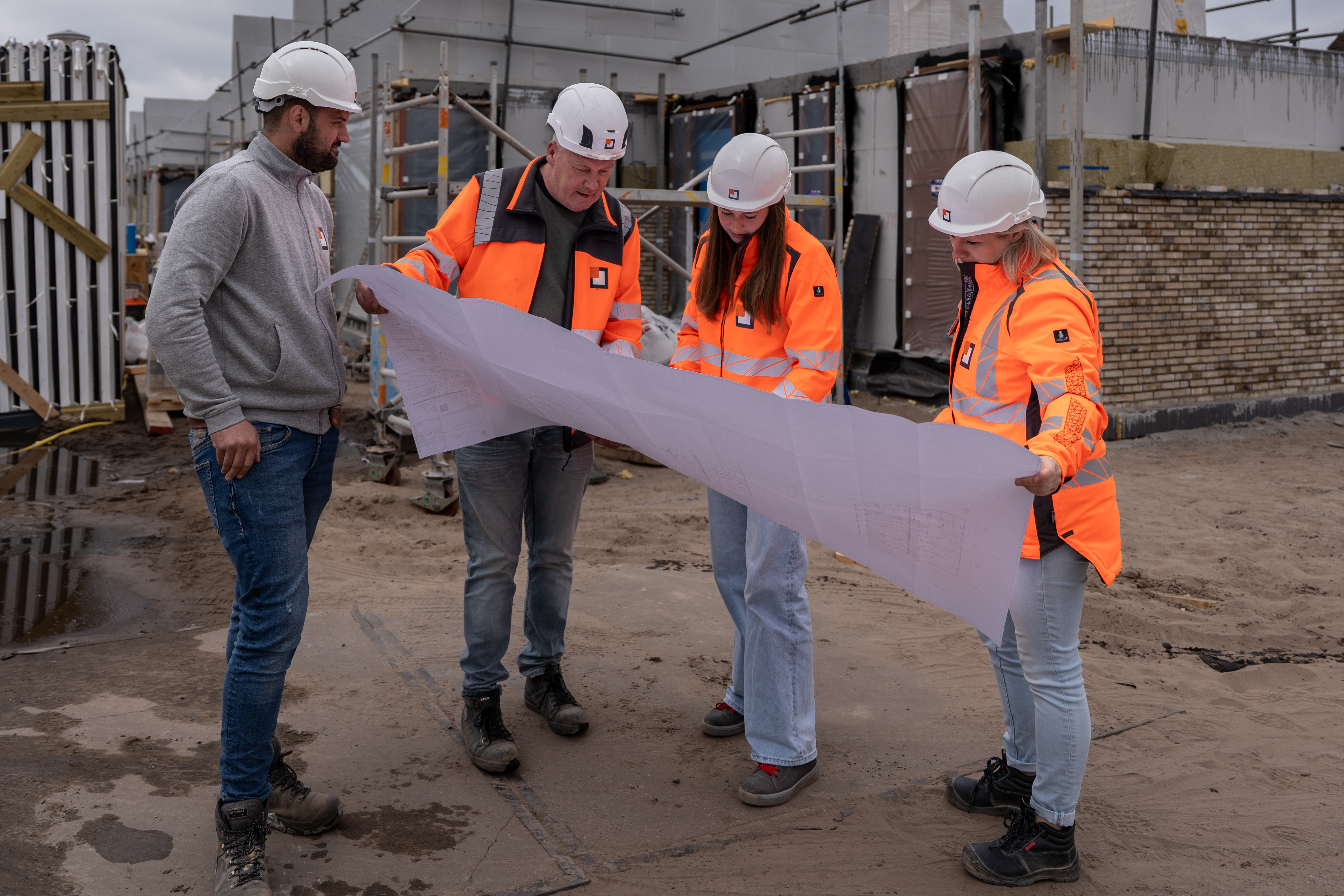 HvB overleg mannen en vrouwen op bouw.jpg