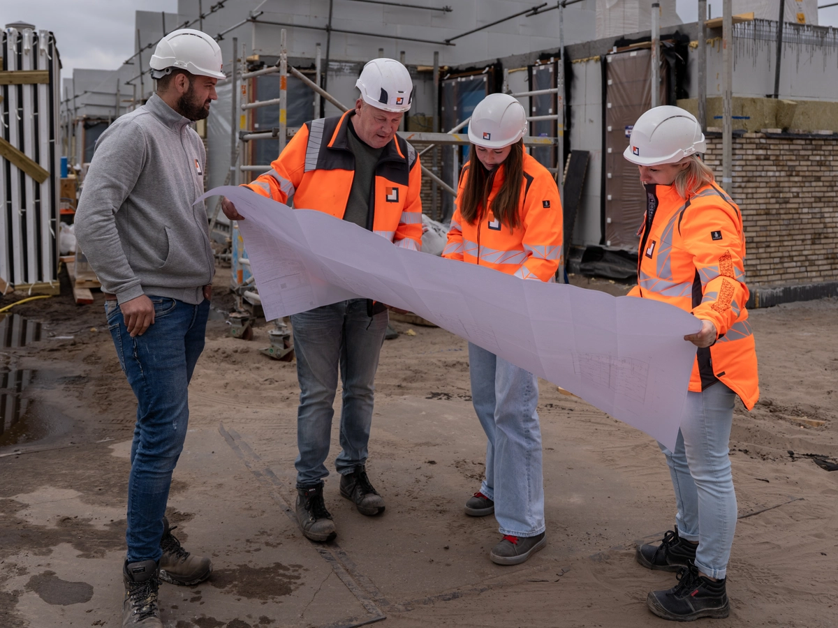 HvB overleg mannen en vrouwen op bouw.jpg